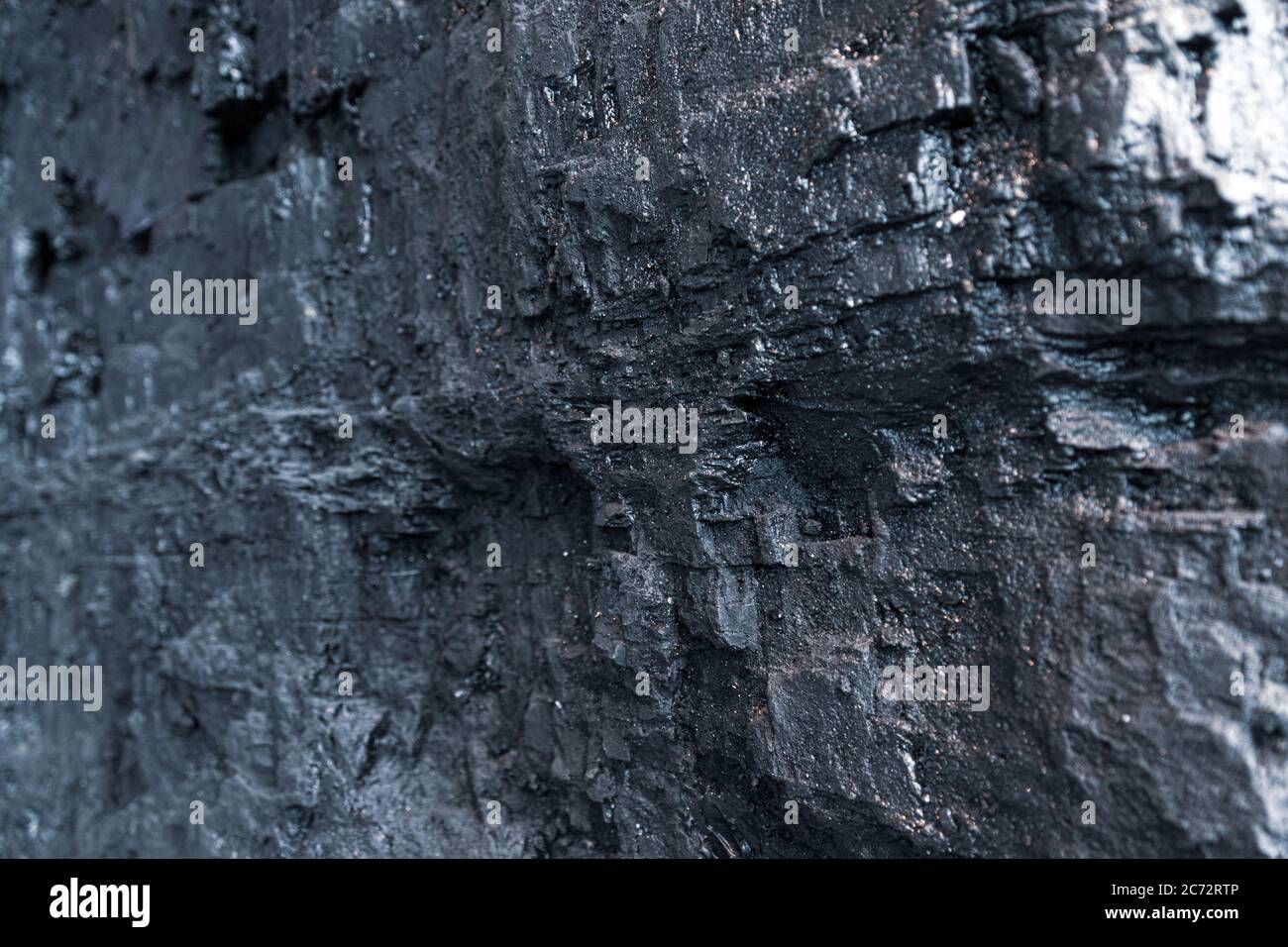 Bord chatoyant d'un gros morceau de charbon noir. Photo libre de droits. Banque D'Images