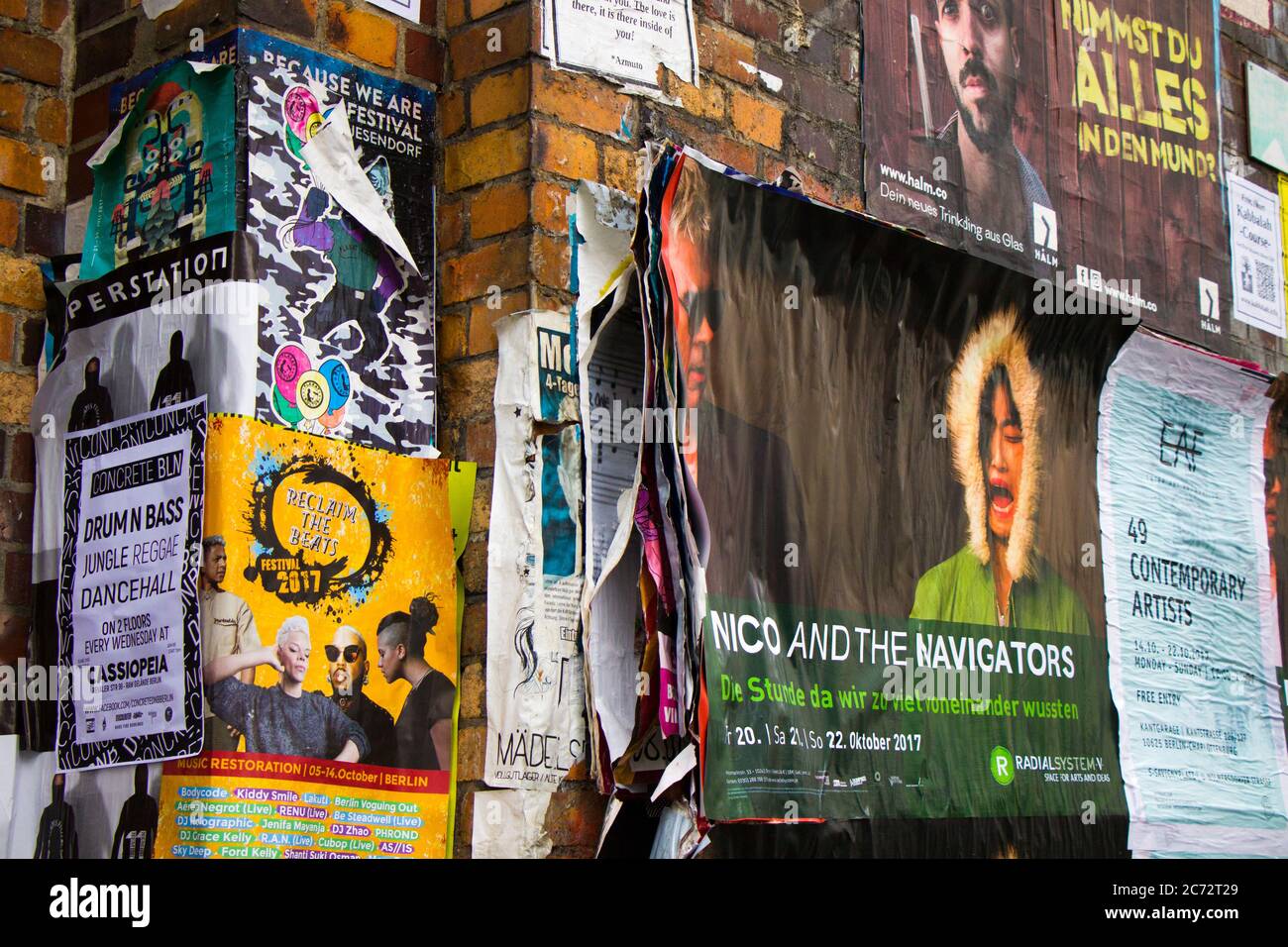BERLIN, ALLEMAGNE - OCTOBRE 11,2017 : affiches de rue sur le mur Banque D'Images