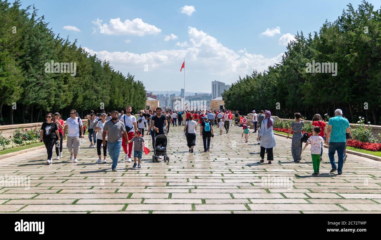 Ankara, Turquie - août 2019 : les gens marchent sur la route des Lions pour atteindre le mausolée d'Anitkabir de Mustafa Kemal Ataturk. Beaucoup de gens visitent Anitkabir chaque vous Banque D'Images