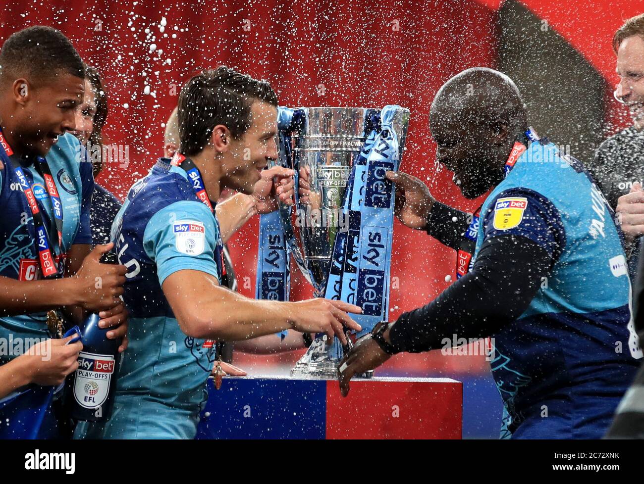 Matt Bloomfield (à gauche) et Adebayo Akinfenwa de Wycombe Wanderers se préparent à lever le trophée après avoir remporté la finale de la Sky Bet League One au stade Wembley, à Londres. Banque D'Images