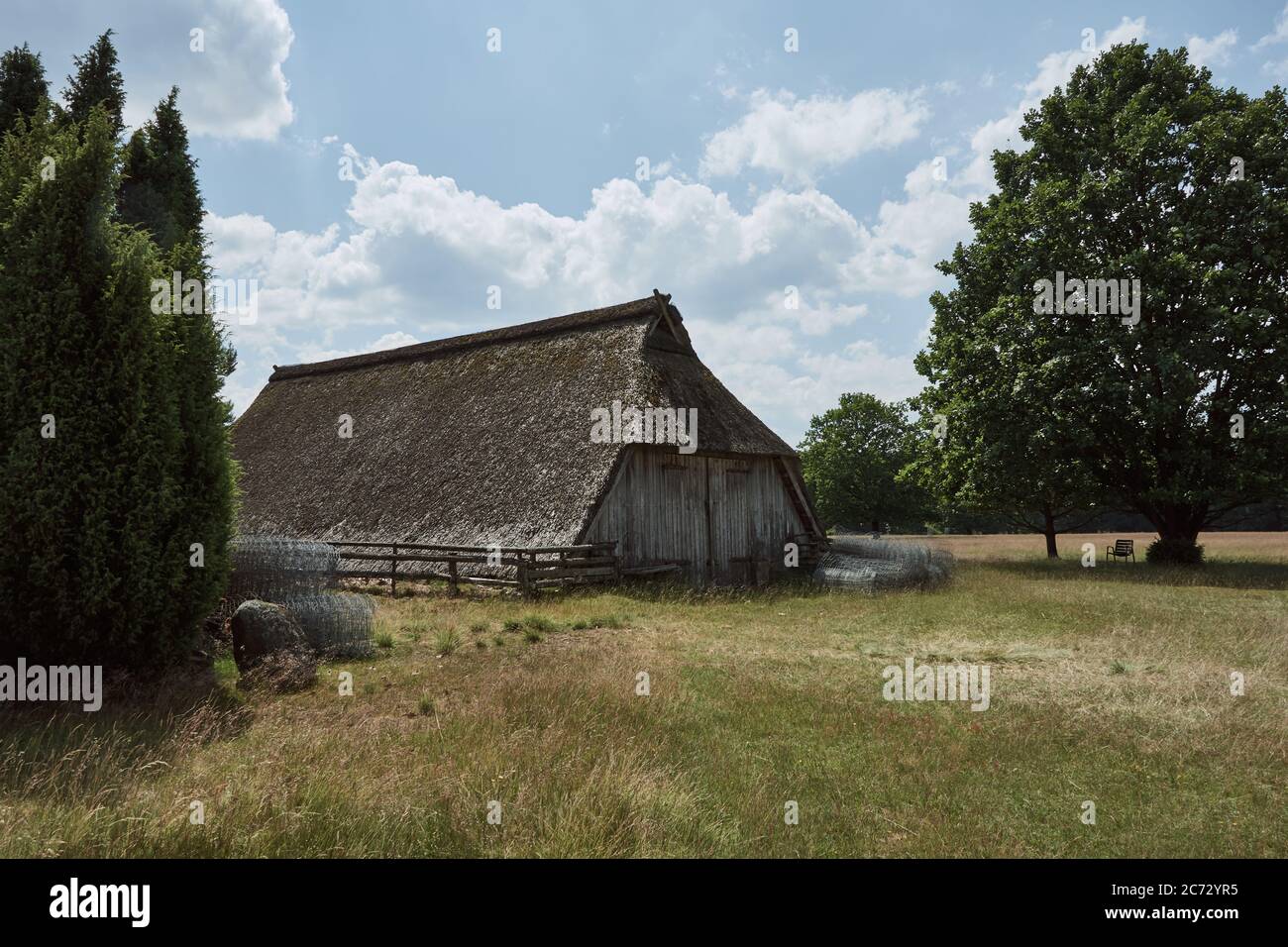 Vieux panneau de couverture avec toit de chaume dans la lande de Luneburger près de Wilsede, Allemagne Banque D'Images