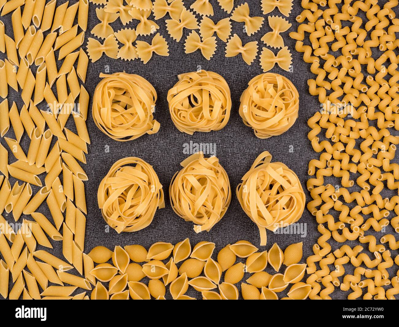 Différents types de pâtes italiennes. Vue de dessus. Fond de pâtes. Banque D'Images