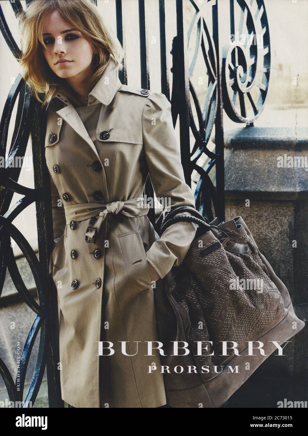 Affiche publicitaire de maison de mode Burberry avec Emma Watson dans la  version papier du magazine à partir de 2009, année de création  publicitaire, publicité Burberry à partir de 2000s Photo Stock -