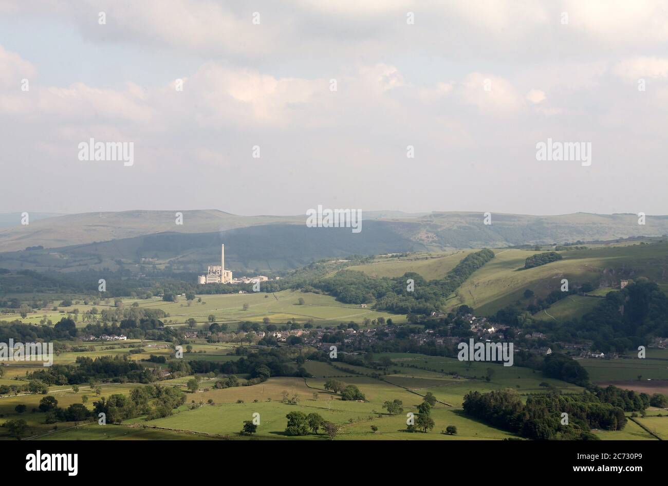 Vue sur la vallée de l'espoir et le village de Castleton depuis MAM Tor Banque D'Images