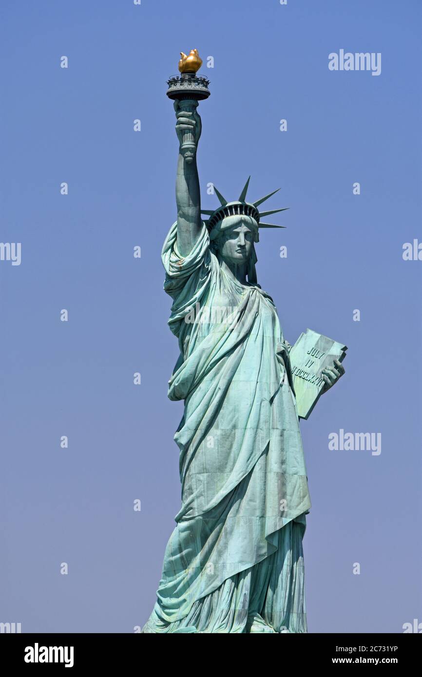 Photo en longueur de la Statue de la liberté sur Liberty Island, Manhattan, New York, sur fond bleu ciel. Banque D'Images