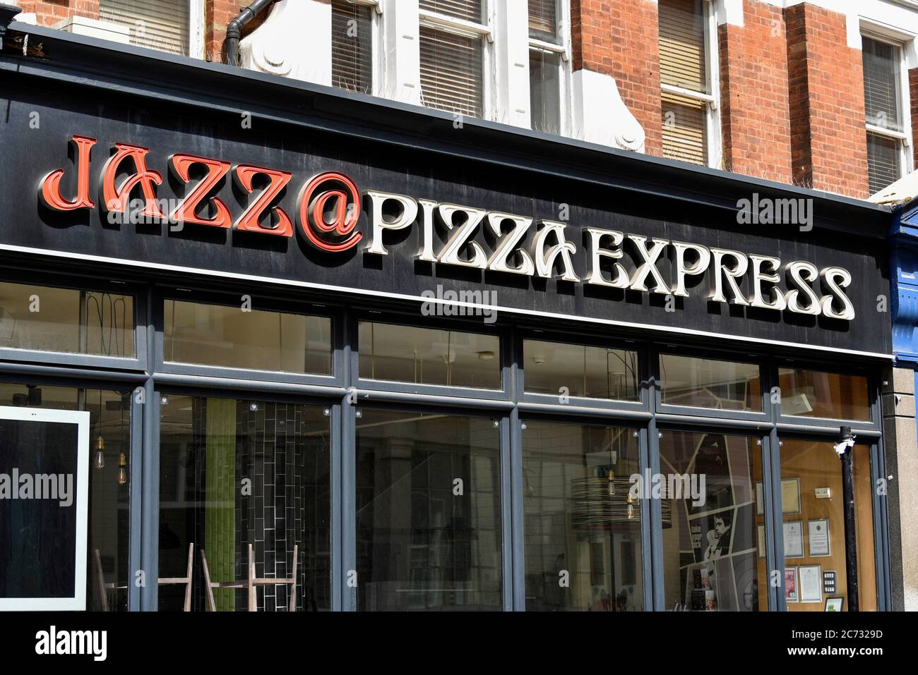 Londres, Royaume-Uni. 13 juillet 2020. Le logo Jazz@ Pizza Express est visible dans l'une de leurs succursales.le Pizza Express Jazz Club est un lieu de musique londonien primé au cœur de Soho. Depuis 1976, le club a présenté des milliers de musiciens de classe mondiale. Crédit : Dave Rushen/SOPA Images/ZUMA Wire/Alay Live News Banque D'Images