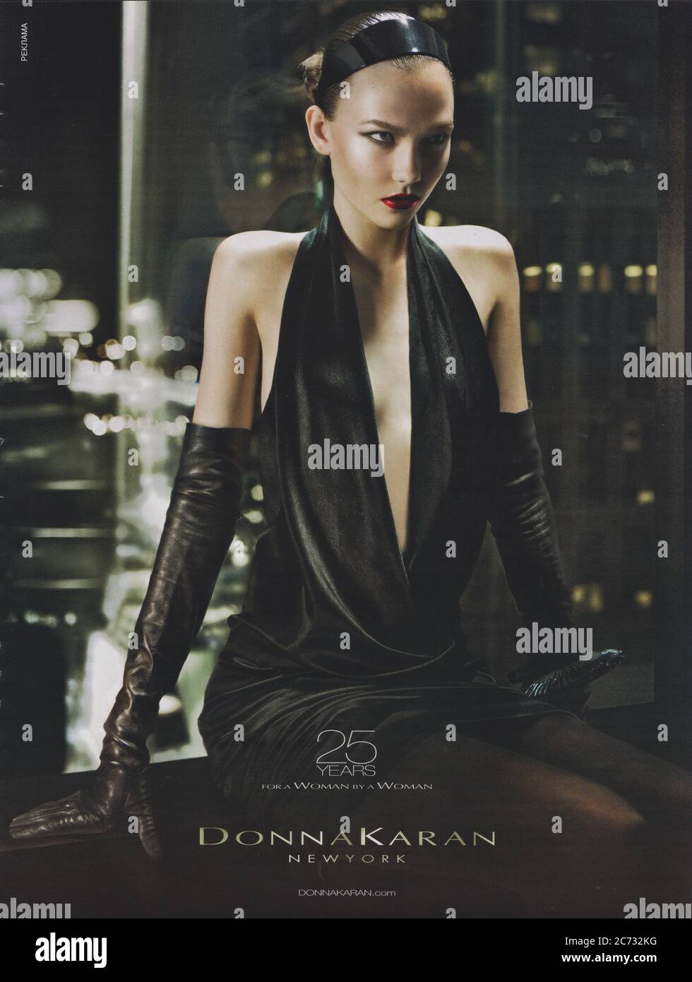 Affiche publicitaire Donna Karan maison de mode avec Karlie Kloss dans le magazine papier de 2010 ans, publicité, publicité créative Donna Karan publicité de 2010 Banque D'Images
