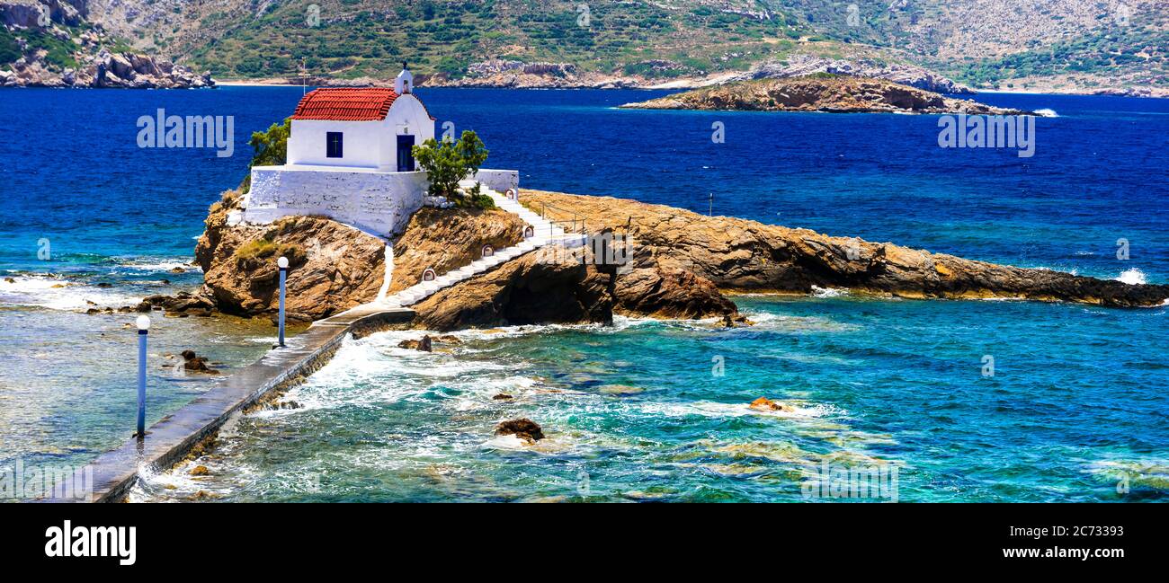 Grèce Voyage. Île de Leros à Dodécanèse - église d'Agios Isidoros. Petite chapelle dans la mer. Banque D'Images