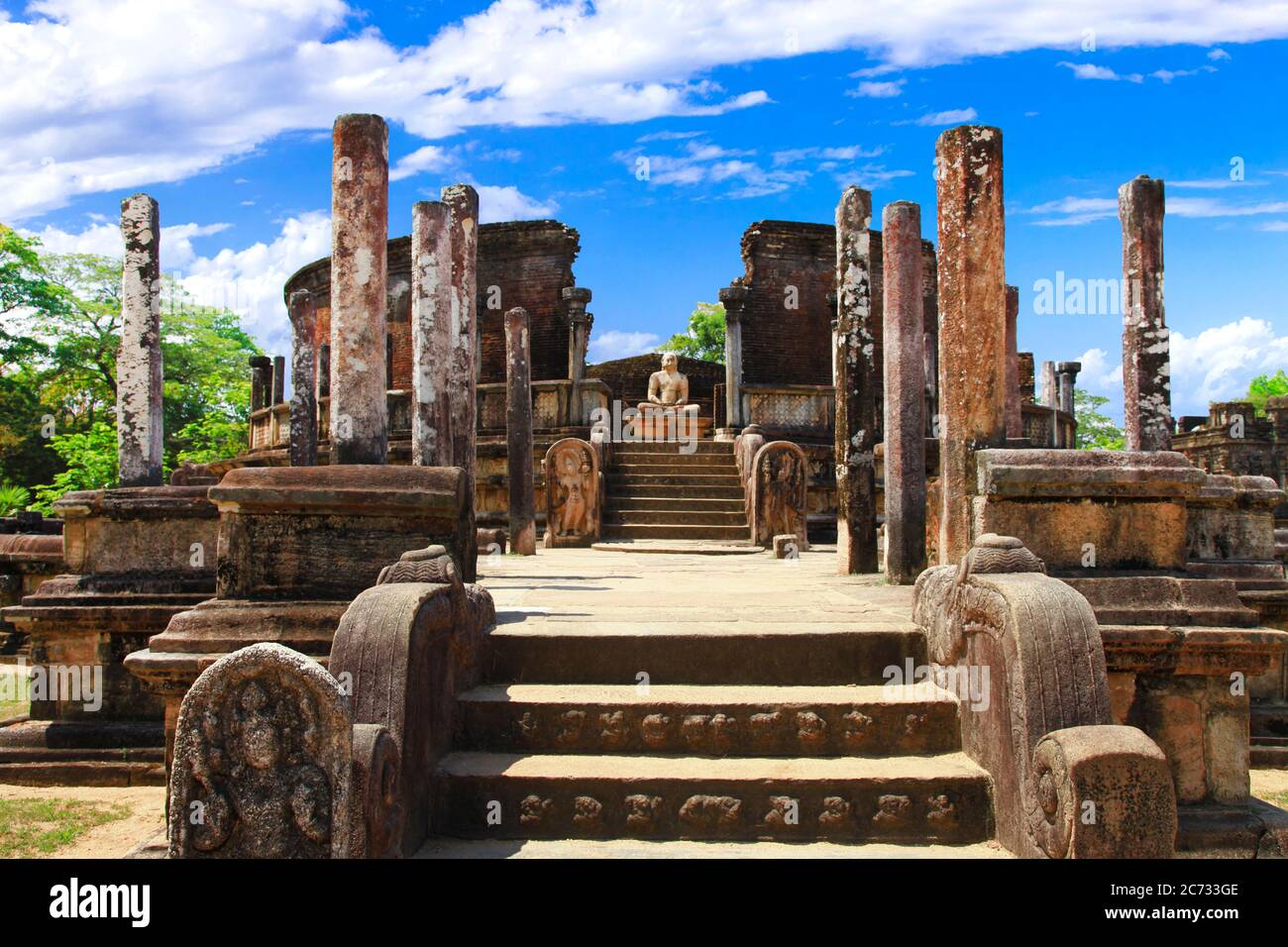 Voyage et monuments au Sri Lanka - ancienne ville de Polonnaruwa, site classé au patrimoine mondial de l'UNESCO. Statue de Bouddha dans le temple de Vatadage Banque D'Images