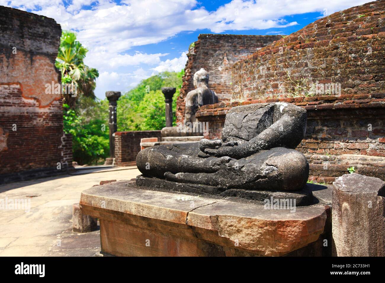 Voyage et monuments au Sri Lanka - ancienne ville de Polonnaruwa, site classé au patrimoine mondial de l'UNESCO. Ruines de la statue de Bouddha dans le temple de Vatadage Banque D'Images