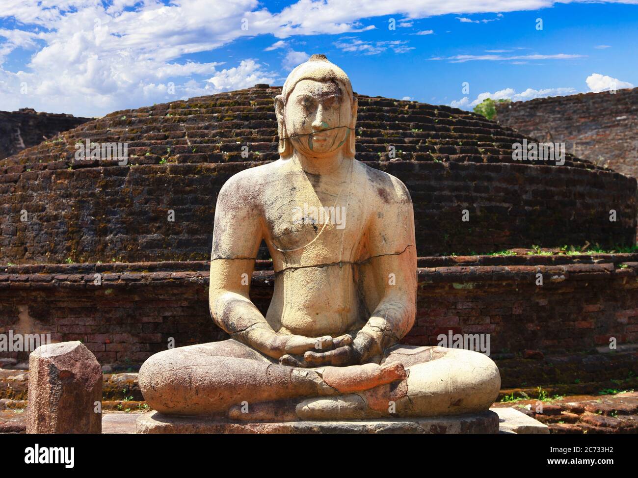 Voyage et monuments au Sri Lanka - ancienne ville de Polonnaruwa, site classé au patrimoine mondial de l'UNESCO. Statue de Bouddha dans le temple de Vatadage Banque D'Images