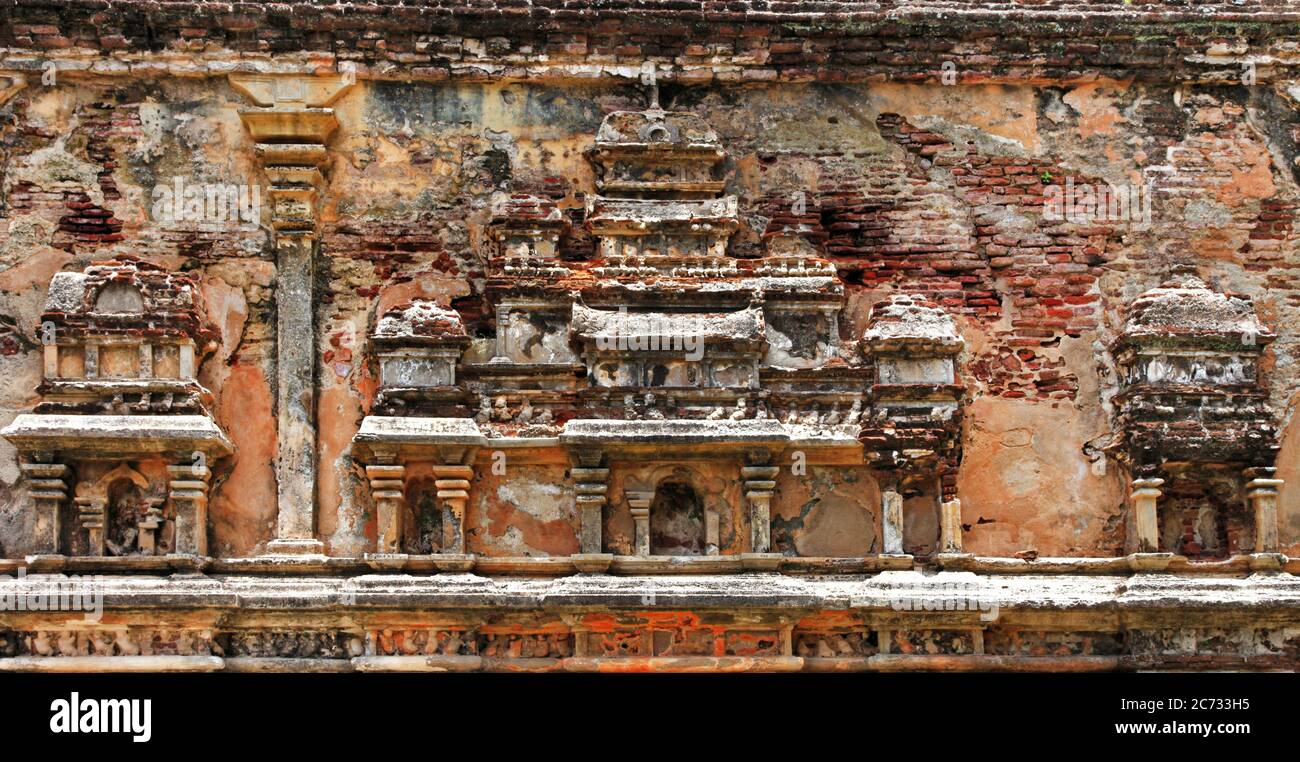 Voyage et monuments au Sri Lanka - Polonnaruwa, site classé au patrimoine mondial de l'UNESCO. Mur sculpté de la ville ancienne Banque D'Images