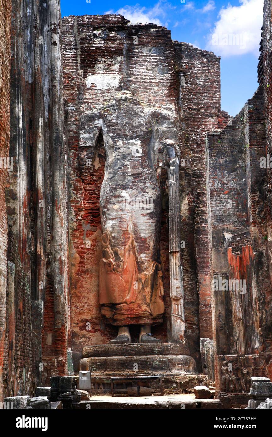 Voyage et monuments au Sri Lanka - ancienne ville de Polonnaruwa, site classé au patrimoine mondial de l'UNESCO. Statue de Bouddha sculptée dans le rocher, temple de Lankatilaka Vihara Banque D'Images