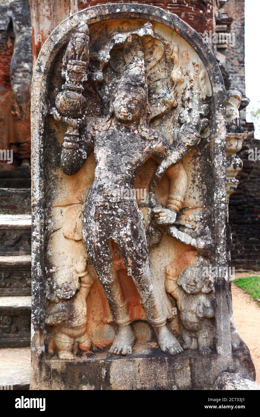 Voyage et monuments au Sri Lanka - ancienne ville de Polonnaruwa, site classé au patrimoine mondial de l'UNESCO. Fragments du temple de Lankatilaka Vihara Banque D'Images