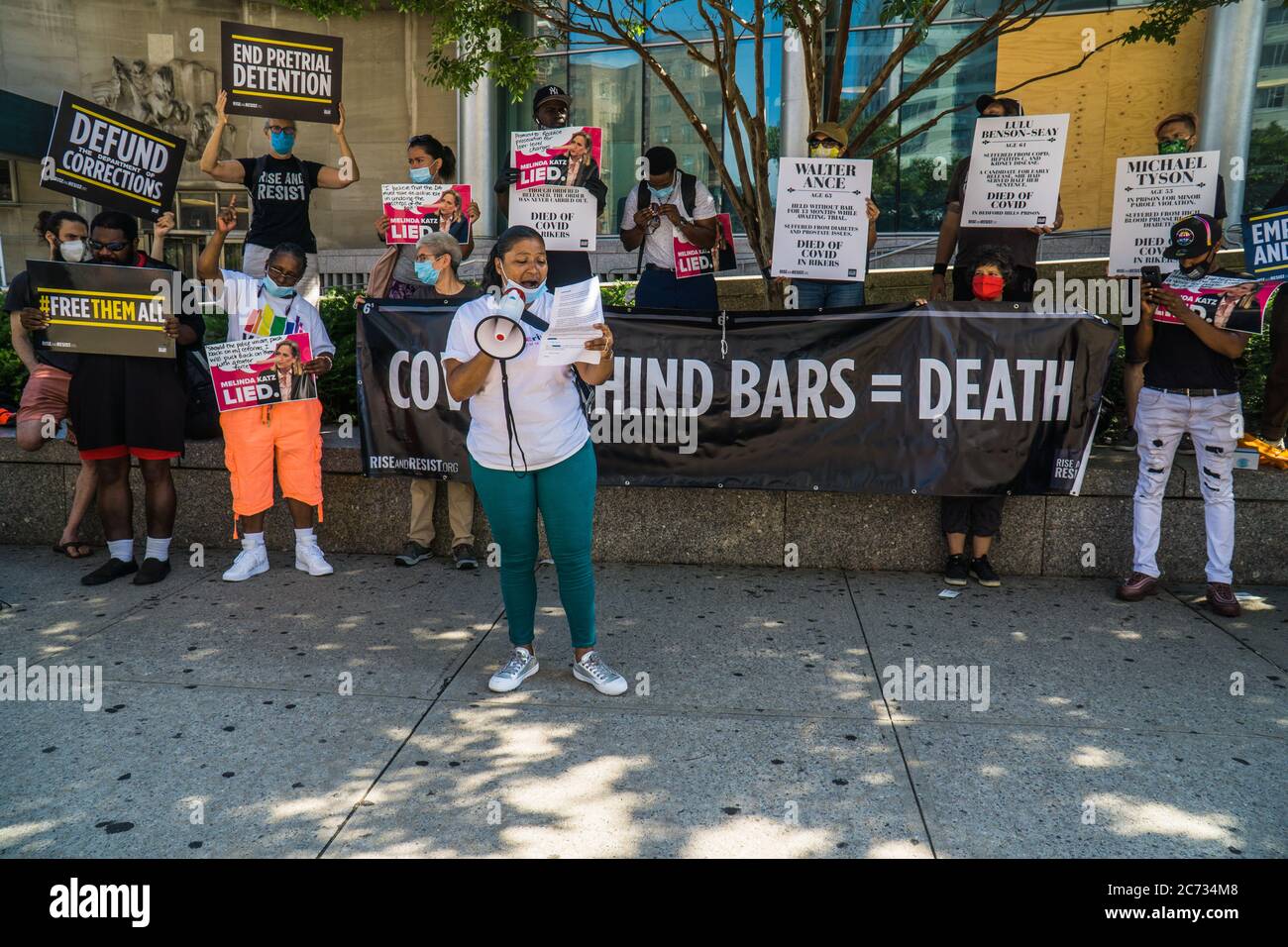 Les résidents et les groupes communautaires du Queens protestent contre Melinda Katz, la procureure de district, pour ne pas avoir fait ses promesses de campagne sur la justice pour cause de faire. Banque D'Images