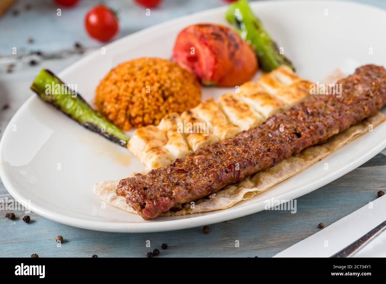 Turc Adana Kebab avec des légumes sur l'assiette Photo Stock - Alamy