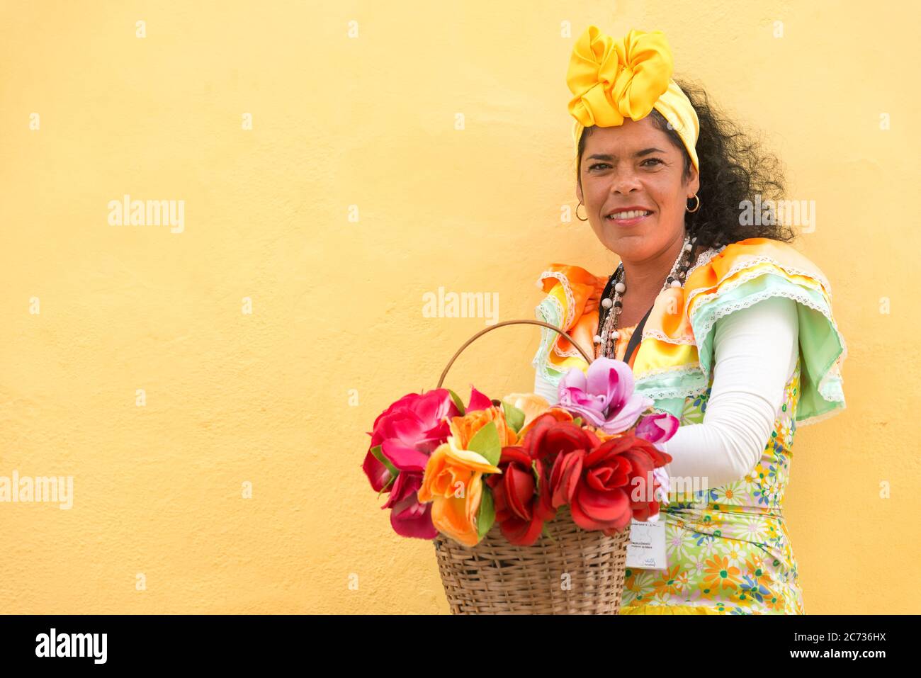 Jolie femme cubaine portant une robe traditionnelle dans la vieille Havane Banque D'Images