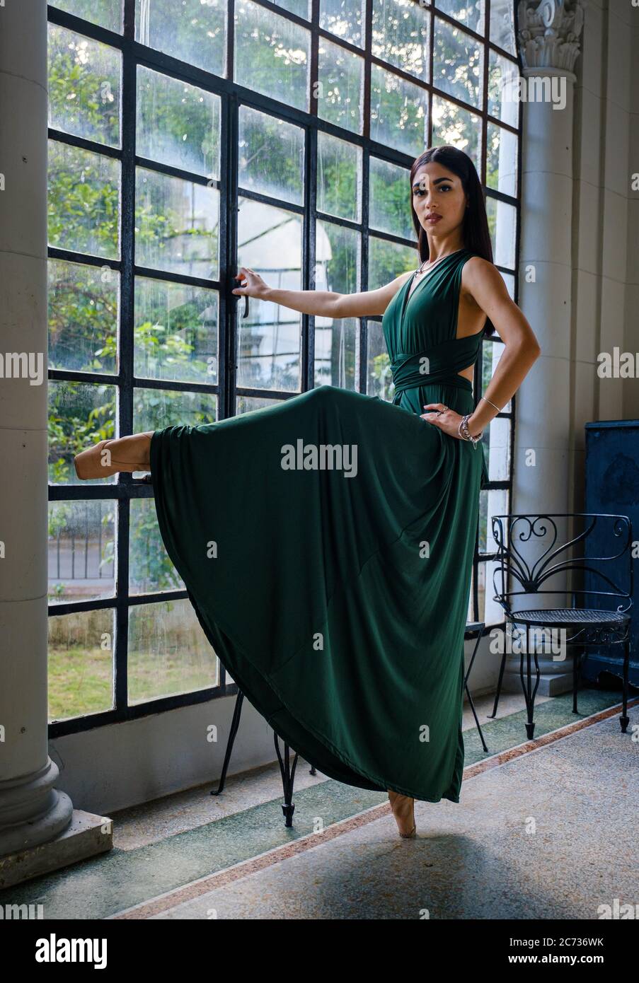 LA HAVANE, CUBA - VERS JANVIER 2020 : portrait de ballerine dans un vieux manoir de la Havane. Banque D'Images