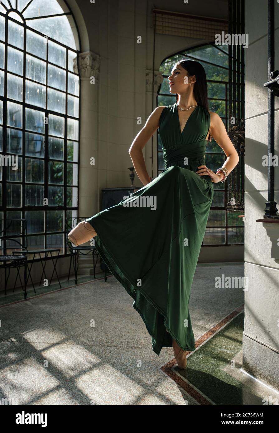 LA HAVANE, CUBA - VERS JANVIER 2020 : portrait de ballerine dans un vieux manoir de la Havane. Banque D'Images