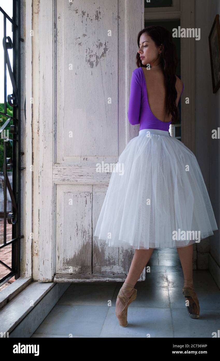LA HAVANE, CUBA - VERS JANVIER 2020 : portrait de ballerine dans un vieux manoir de la Havane. Banque D'Images
