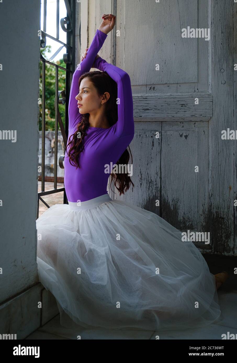 LA HAVANE, CUBA - VERS JANVIER 2020 : portrait de ballerine dans un vieux manoir de la Havane. Banque D'Images