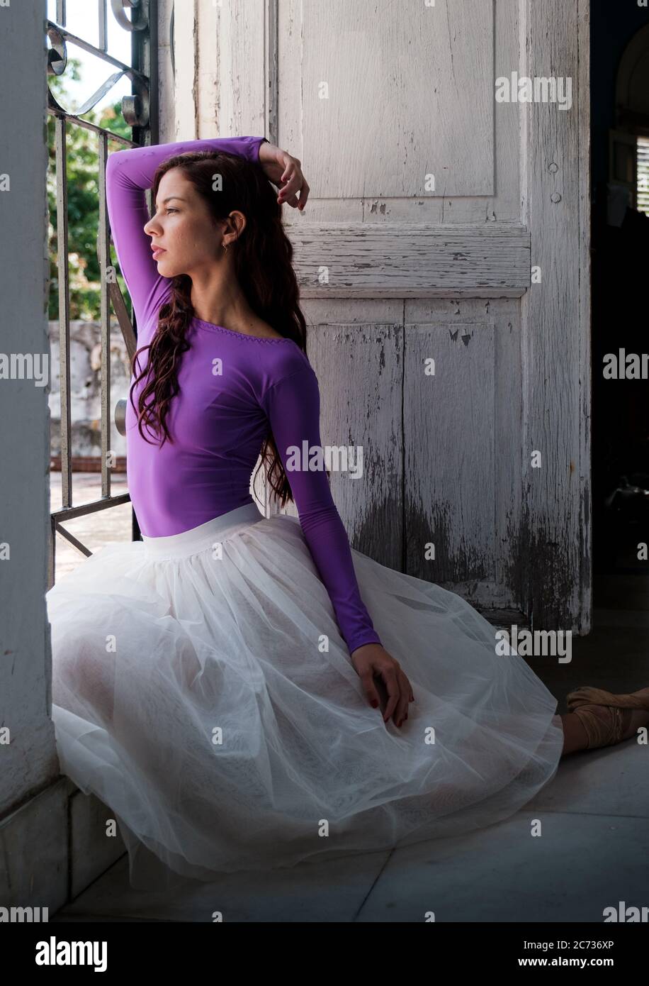 LA HAVANE, CUBA - VERS JANVIER 2020 : portrait de ballerine dans un vieux manoir de la Havane. Banque D'Images