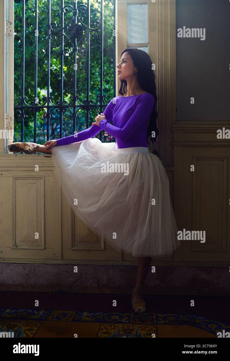 LA HAVANE, CUBA - VERS JANVIER 2020 : portrait de ballerine dans un vieux manoir de la Havane. Banque D'Images