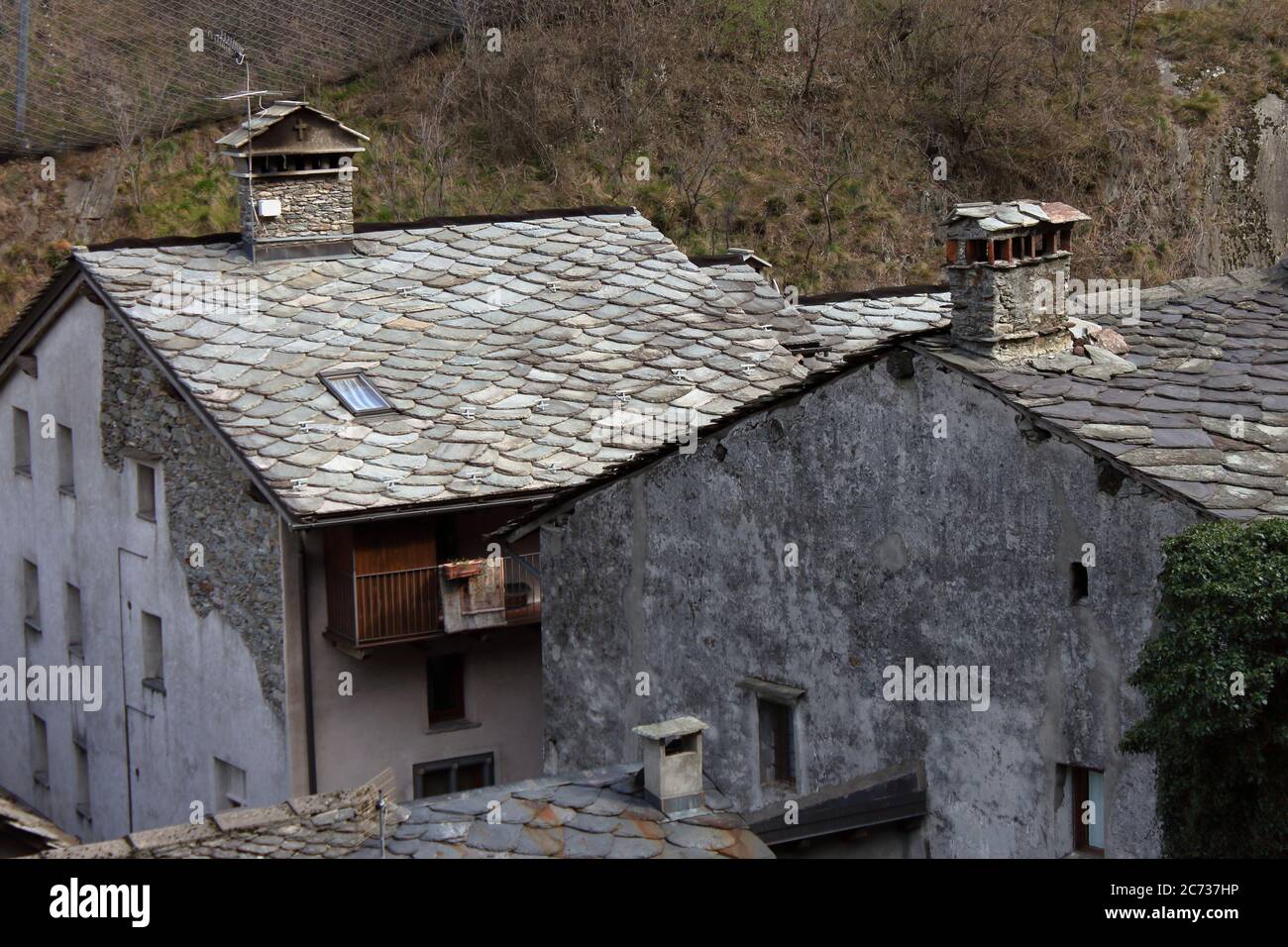 Chalet de montagne avec le toit typique de dalles de pierre à Val dAoste, Italie. Banque D'Images