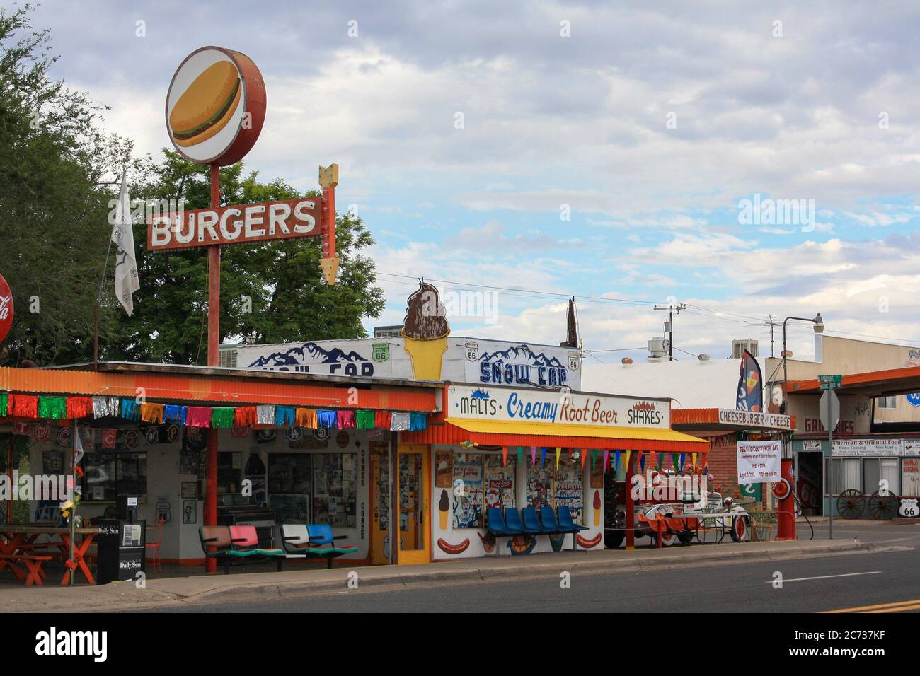 Seligman, Az / USA – 15 août 2013 : le restaurant Delgdillo's Snow Cap sur la route historique 66 à Seligman, Arizona. Banque D'Images