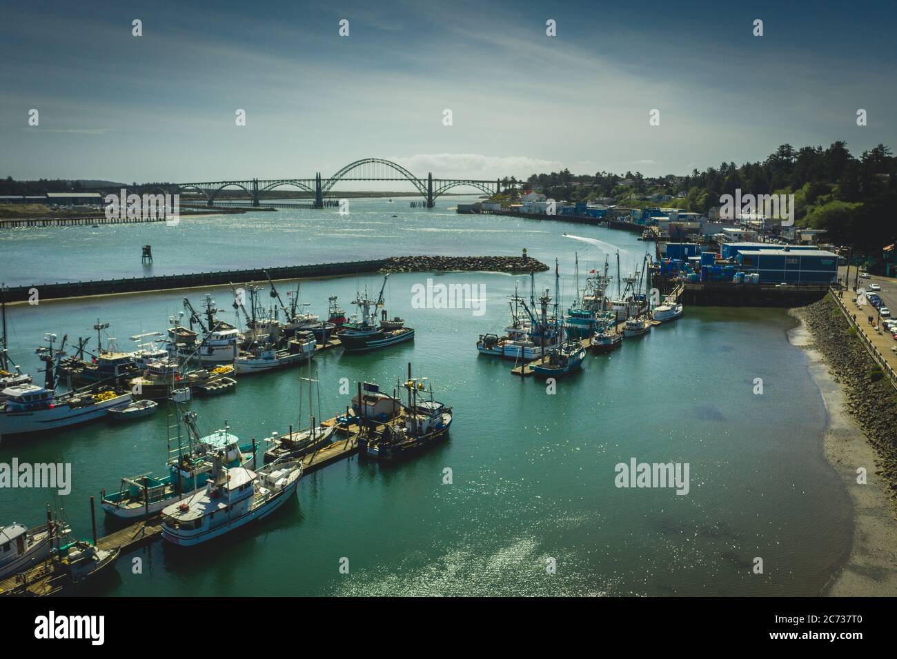 Antenne du port à Newport, Oregon. Yaquina Bay Bridge en arrière-plan. Banque D'Images