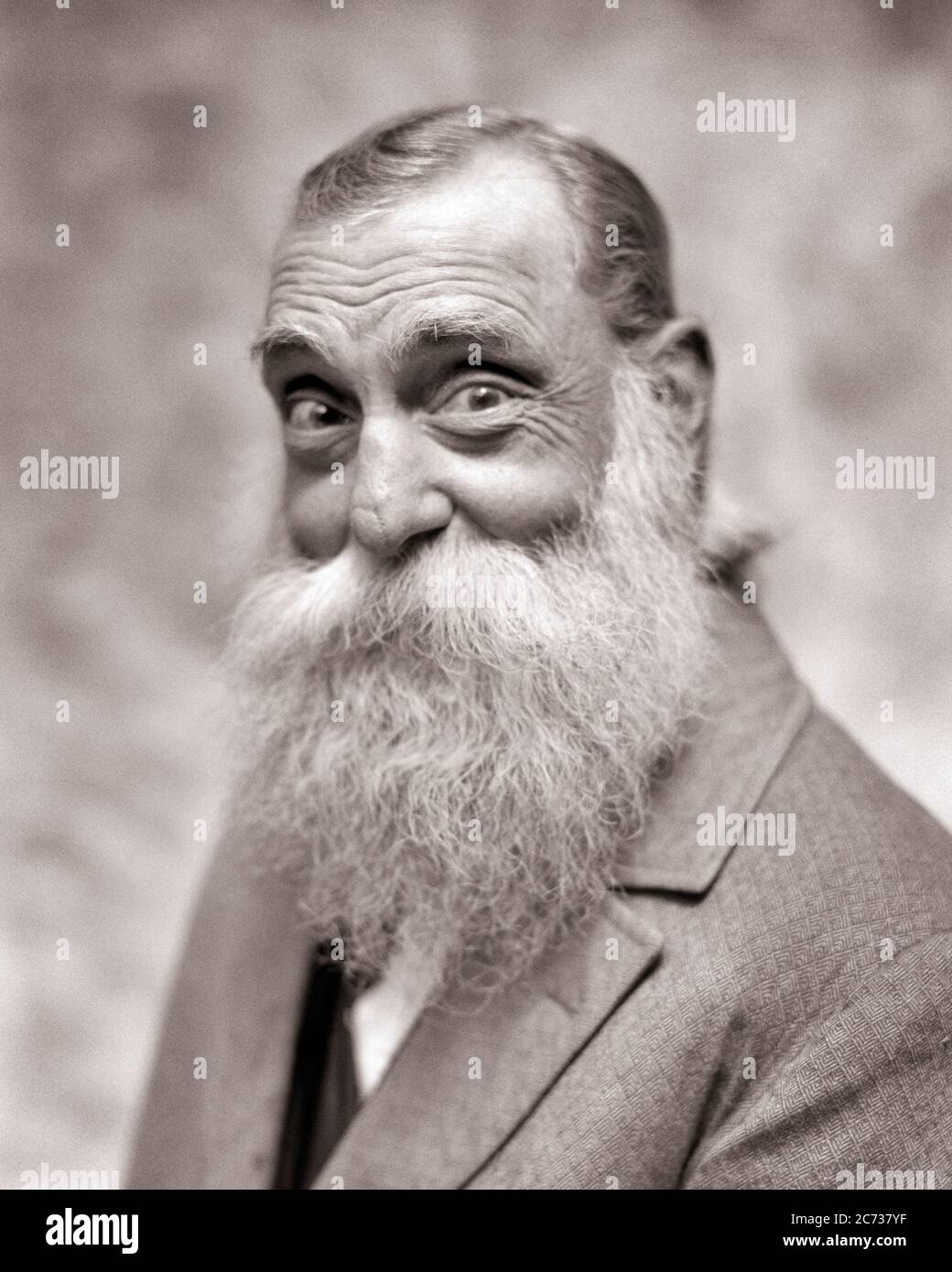 1920 ANNÉES 1930 HOMME EN TENUE CIVILE GRANDE BARBE BLANCHE MOUSTACHE ET SOURIANT YEUX REGARDANT LA CAMÉRA POURRAIT ÊTRE LE PÈRE NOËL À MUFTI - C3736 HAR001 HARS JOIE STYLE DE VIE ACTEUR CÉLÉBRATION ANCIEN CLAUS MAISON VIE COPIE ESPACE DEMI-LONGUEUR PERSONNES INSPIRATION PERSONNAGE HOMMES CONFIANCE HOMME SENIOR SAINT SENIOR EXPRESSIONS ADULTES B&W OEIL CONTACT LIBERTÉ MOUSTACHE ARTS DU SPECTACLE HUMOUR BONHEUR VIEUX OLDSTERS OLDSTER PERFORMANCE FORCE ET ÊTRE LE CHOIX PUISSANT SANTA CLAUS FIERTÉ COMIQUE DANS L'AUTORITÉ DÉGUISE ENTERTAINER OCCUPATIONS ANCIENS ACTEURS CONCEPTUELS COMÉDIE KRIS KRINGLE PLAINE ST. NICK PEUT-ÊTRE UNE TENUE ÉLÉGANTE Banque D'Images