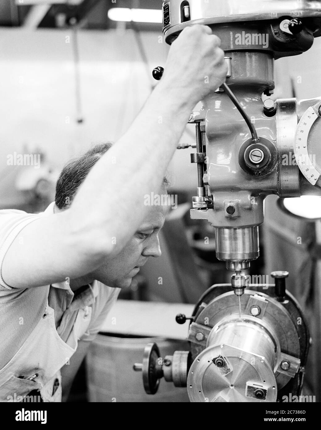 ANNÉES 1960 HOMME HABILE MACHINISTE INDUSTRIEL UTILISANT UNE PRESSE DE PRÉCISION DANS UN ATELIER DE MACHINES - I5513 HAR001 HARS COMPÉTENCES PROFESSIONNELLES FORCE OPÉRATIONNELLE SERVICE CLIENT EXPÉRIMENTÉ CARRIÈRES CONNAISSANCE PROGRÈS PUISSANT INNOVATION FIERTÉ A DANS L'OPPORTUNITÉ AUTORITÉ DE FABRICATION PROFESSIONS CONNEXION CONCEPTUEL COMPÉTENT CRÉATIVITÉ HOMME MOYEN-ADULTE MOYEN-ADULTE SOLUTIONS DE PRÉCISION NOIR ET RACE BLANCHE DE RACE BLANCHE HAR001 MACHINISTE ANCIEN MODE Banque D'Images