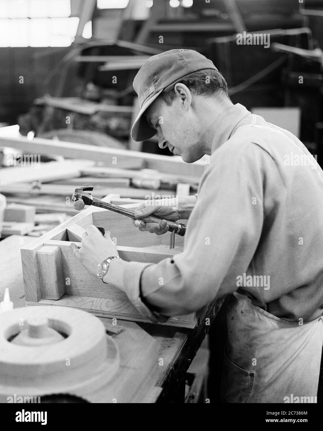 ANNÉES 1960 HOMME DE MODÈLE-MAKER ARTISAN QUALIFIÉ QUI FABRIQUE DES MODÈLES DE BOIS DE PIÈCES À ÊTRE COULÉS DANS LE FER OU D'AUTRES MÉTAUX LIQUÉFIÉS - I5535 HAR001 HARS COMPÉTENCES MÉTIER COMPÉTENCES COMPÉTENCES FORCE SERVICE À LA CLIENTÈLE ÊTRE CARRIÈRES MODÈLES DE CONNAISSANCE FIERTÉ DANS LES PROFESSIONS DE FABRICATION QUI CONCEPTUELS MENUISIER PRODUISENT LE MOULAGE QUALIFIÉ OU CERTAINS CRAFTSMAN CRÉATIVITÉ LIQUIDÉE FAIT MI-ADULTE MI-ADULTE HOMME SOLUTIONS DE PRÉCISION NOIR ET BLANC FONTE ETHNIQUE CAUCASIENNE A EMPLOYÉ HAR001 PIÈCES À L'ANCIENNE MENUISERIE Banque D'Images