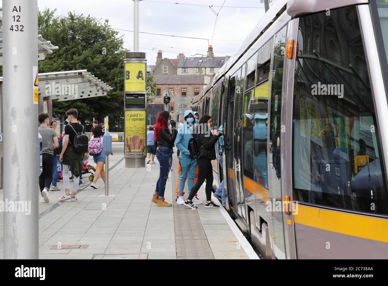 Dublin. 13 juillet 2020. Les gens se trouvent dans un tramway à Dublin, Irlande, le 13 juillet 2020. Porter un masque ou un masque sur les transports publics irlandais est un must à partir de lundi ou on pourrait faire face à une amende de 2,500 euros (2,837 dollars US) ou une peine d'emprisonnement de six mois, voire les deux, selon les nouvelles réglementations émises par le gouvernement irlandais. Crédit: Xinhua/Alay Live News Banque D'Images