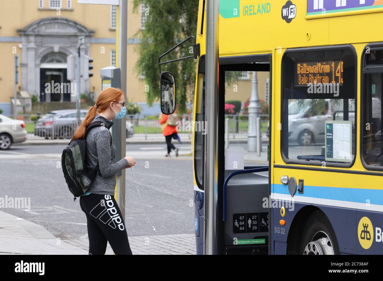 Dublin. 13 juillet 2020. Un passager prend un bus à Dublin, en Irlande, le 13 juillet 2020. Porter un masque ou un masque sur les transports publics irlandais est un must à partir de lundi ou on pourrait faire face à une amende de 2,500 euros (2,837 dollars US) ou une peine d'emprisonnement de six mois, voire les deux, selon les nouvelles réglementations émises par le gouvernement irlandais. Crédit: Xinhua/Alay Live News Banque D'Images