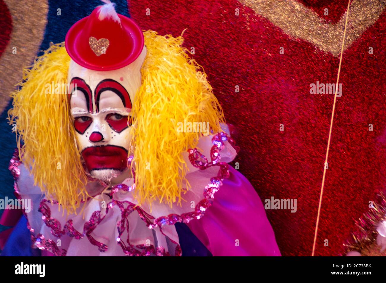 HOMME ANONYME DES ANNÉES 1970 SAD VISAGE CLOWN REGARDANT LA CAMÉRA - KC5375 BLE001 HARS COULEUR EXPRESSION ANCIENNE ÉPOQUE NOSTALGIE VIEILLE MODE 1 SILLY VISAGE PEUR COMMUNICATION EST CENTRE DE BANDE DESSINÉE SOUCI MARCHANT ABSTRAIT STYLE DE VIE MOODY GROGNUP ÉTATS-UNIS COPIE ESPACE MAQUILLAGE PERSONNES ADULTES CARACTÈRE DIVERTISSEMENT EXPRESSIONS TROUBLÉES TRISTESSE INQUIET NORTH AMERICA CLOWNS CONTACT AVEC LES YEUX BIZARRE CENTRE URBAIN HUMORISTIQUE NORD-AMÉRICAIN ÉTRANGE TÊTE ET ÉPAULES INTERPRÈTE GROTESQUE PA COMPOSENT NORD-EST ZANY COMIQUE NON CONVENTIONNEL ENTERTAINER KEYSTONE MARCH MOOD REGION MID-ATLANTIC COMMONWEALTH MID-ATLANTIC REGION Banque D'Images
