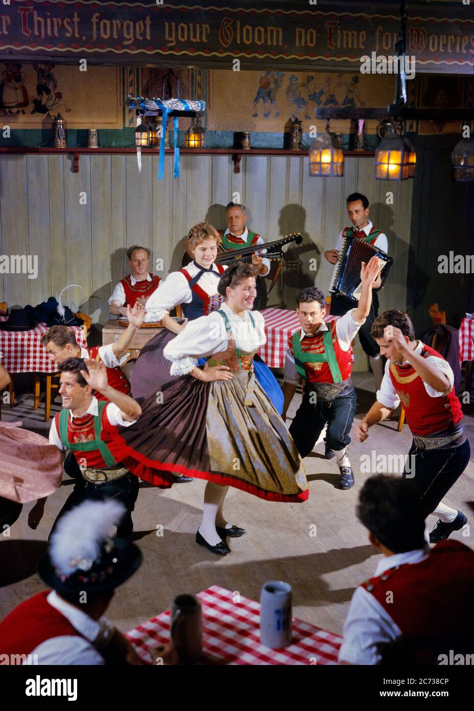 ANNÉES 1960, LES FÊTES TYROLIENNES HABILLÉ COSTUMÉ DANSEURS DANS UNE SALLE DE BIÈRE AVEC DES MUSICIENS FEMMES HOMMES TOURNANTS S'AGENOUILLER - KD3082 PHT001 HARS BIENVENUE COMMUNICATION CARRIÈRE TROPICALE JEUNE ADULTE ÉQUILIBRE COMIQUE TRAVAIL D'ÉQUIPE JOIE STYLE DE VIE ACTEUR CÉLÉBRATION FEMMES SPINNING EMPLOIS RURAL COPIE ESPACE AMITIÉ FEMMES PLEINE LONGUEUR FITNESS PERSONNES INSPIRATION TRADITIONNEL HOMMES PROFESSION DIVERTISSEMENT CONFIANCE MUSICIENS MOYEN-ÂGE HOMME AGENOUILLÉ ARTS DE LA SCÈNE COMPÉTENCE HUMOUR PROFESSION BONHEUR COMPÉTENCES ACCORDÉON GRAND ANGLE AVENTURE DÉCOUVERTE INTERPRÈTE FORCE SERVICE CLIENT CARRIÈRES EXCITATION LOISIRS Banque D'Images