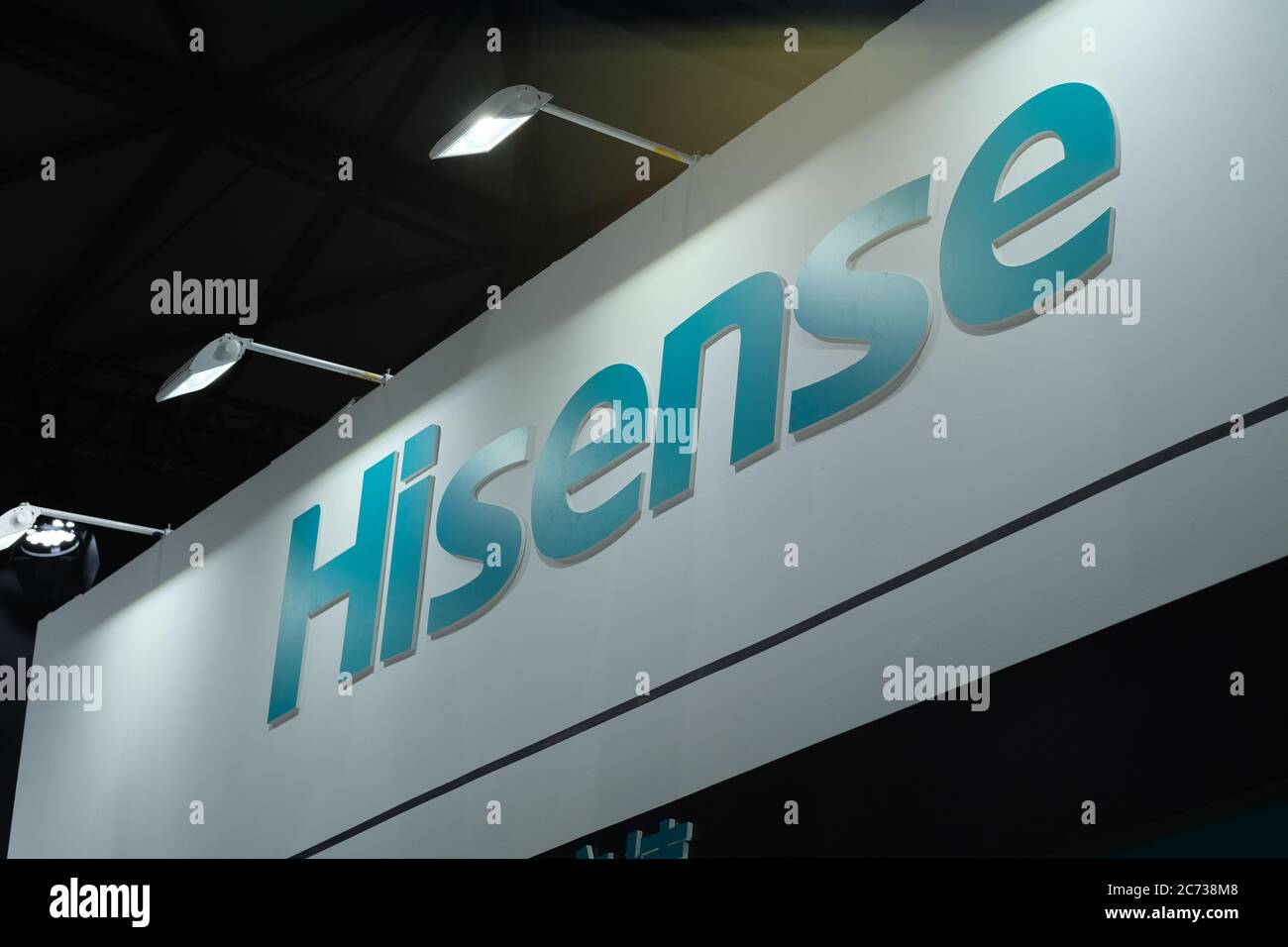 Logo de marque vert d'Hisense Corporation sous des lumières fond foncé. Célèbre fabricant chinois multinational d'appareils et d'électronique. Banque D'Images