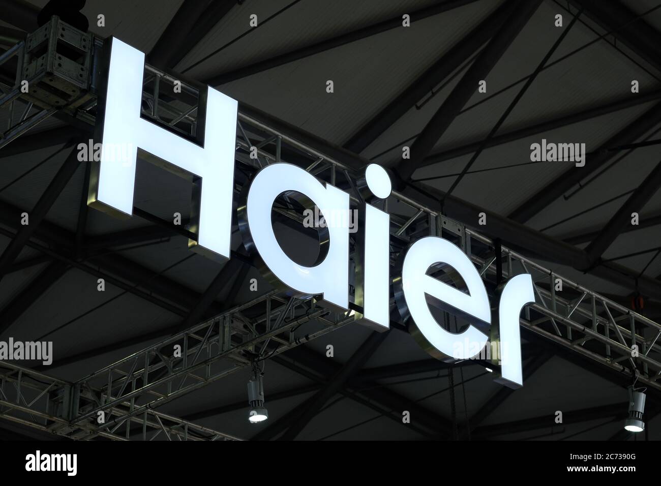 Logo blanc brillant de la marque Haier Corporation sur fond sombre. Entreprise multinationale chinoise d'électronique grand public et d'appareils électroménagers. Filmez au ces Banque D'Images