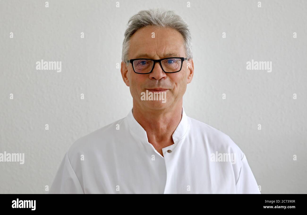 Rostock, Allemagne. 08 juillet 2020. Andreas Podbielski, directeur de l'Institut de microbiologie médicale, de virologie et d'hygiène du Centre médical universitaire Rostock, est présent dans son bureau. Podbielski a conseillé au gouvernement de l'État d'être plus courageux face à l'ouverture de garderies et d'écoles. Il a suggéré que les institutions sélectionnées devraient être autorisées à mener des opérations régulières dans des conditions pré-couronne pendant quelques semaines pour voir si cela fonctionne. Credit: Bernd Wüstneck/dpa-Zentralbild/dpa/Alay Live News Banque D'Images