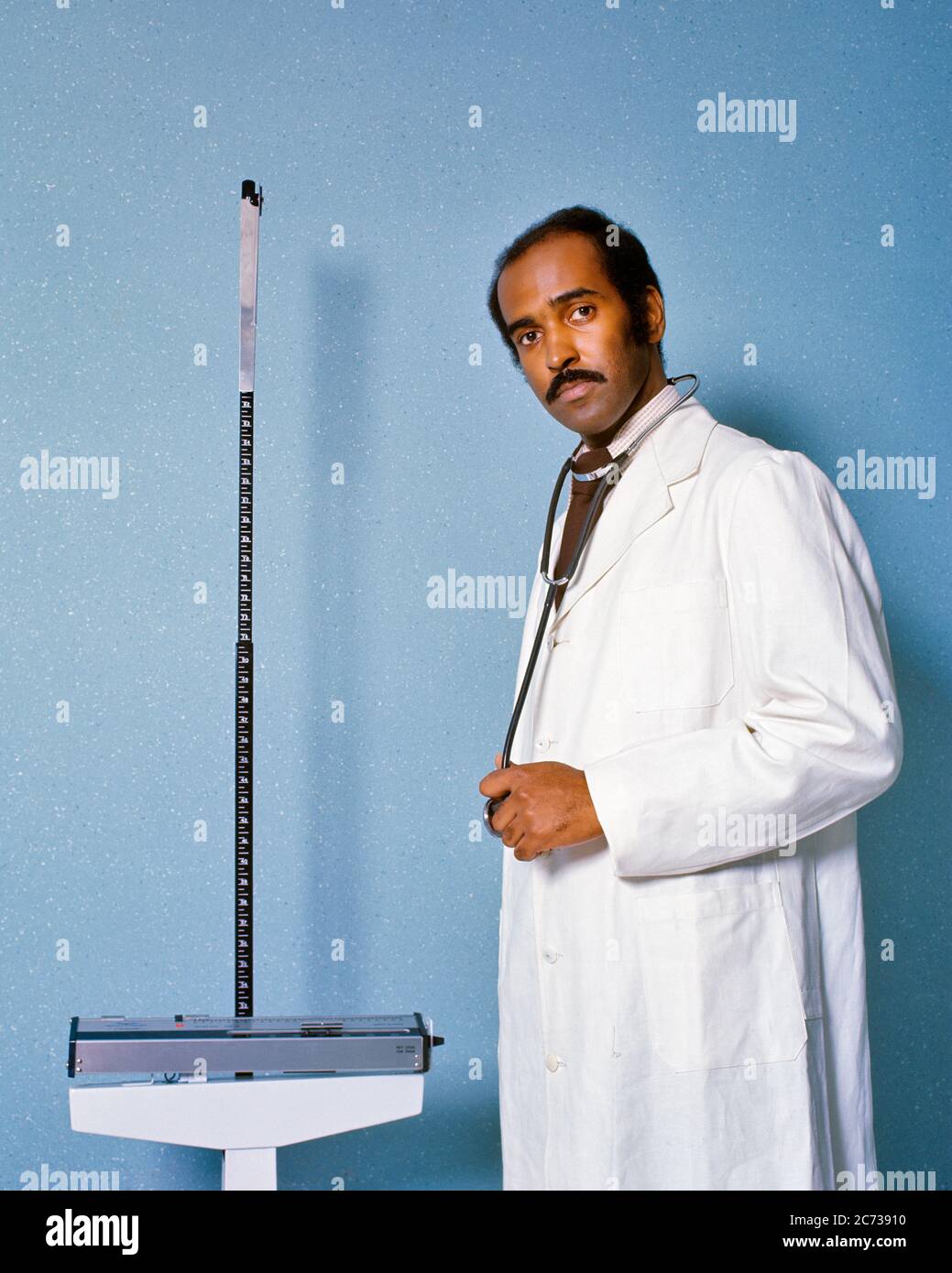 ANNÉES 1970 SÉRIEUX SCEPTIQUE AFRO-AMÉRICAIN MÉDECIN REGARDANT LA CAMÉRA DEBOUT PAR ÉCHELLE ÉLECTRONIQUE DEMANDANT COMBIEN PESEZ-VOUS - KM3235 HAR001 HARS TEMPS ANCIEN NOSTALGIE VIEILLE MODE 1 VISAGE PEUR COMMUNICATION CARRIÈRE INFORMATION ÉCHELLE STYLE DE VIE EMPLOIS RURAL SANTÉ MALADIE COPIER ESPACE VOUS MI-LONGUEUR FITNESS PHYSIQUE DEMANDER AUX PERSONNES INSPIRATION HOMMES ATTENTIONNÉS RISQUE BEAUCOUP DE PROFESSION CONFIANCE NE EXPRESSIONS CONTACT VISUEL OBJECTIFS SANTÉ COMPÉTENCE MÉTIER BIEN-ÊTRE PRÉVENTION FORCE PESER STRATÉGIE DE GUÉRISON SERVICE À LA CLIENTÈLE AFRO-AMÉRICAINS DIAGNOSTIC AFRO-AMÉRICAIN CARRIÈRES COMMENT Banque D'Images