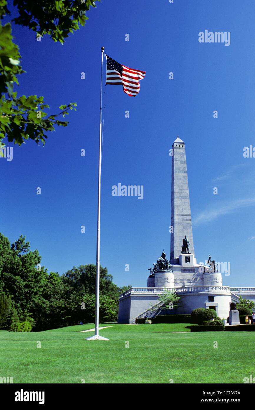 DRAPEAU AMÉRICAIN DES ANNÉES 1980 À CÔTÉ DU TOMBEAU LINCOLN GRANIT OBÉLISQUE ET SCULPTURE DE BRONZE MEMORIAL SPRINGFIELD IL USA - KR40285 LGA001 HARS LA POLITIQUE 1874 CONCEPT MAUSOLÉE SPRINGFIELD ÉTOILES ET RAYURES SCULPTEUR CONCEPTS SYMBOLIQUES FINAL ILLINOIS HISTORIQUE NATIONAL ROUGE BLANC ET BLEU TOMBEAU 16TH ABRAHAM LINCOLN CIMETIÈRE DE BRONZE EDWARD GRANITE GUTZON BORGLUM IL LINCOLN REGISTRE NATIONAL DES LIEUX HISTORIQUES OBÉLISQUE REPRÉSENTATION À L'ANCIENNE WILLIAM Banque D'Images