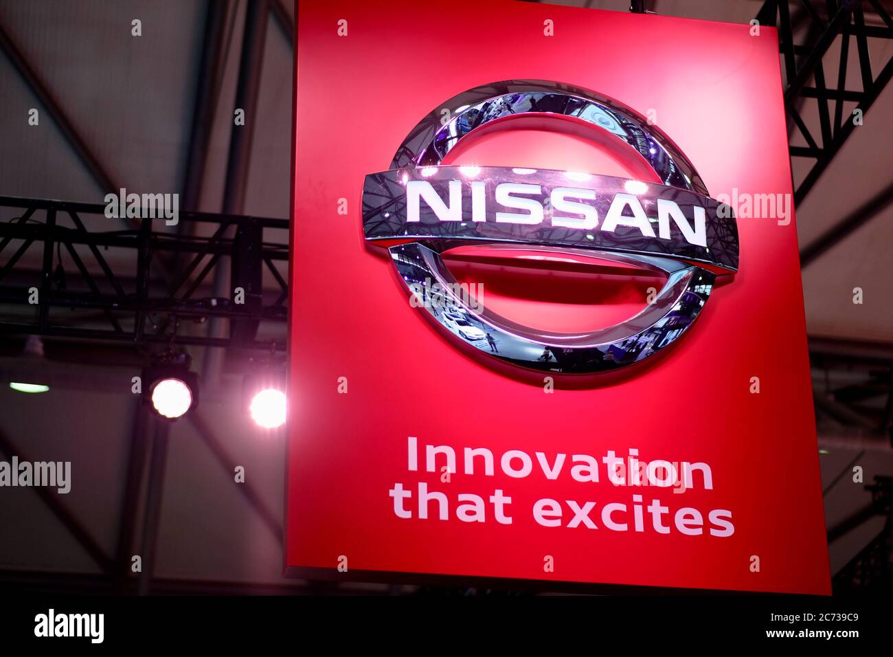 Logo de marque argent brillant de Nissan Corporation sur tableau rouge. Avec slogan innovation qui excite. Célèbre constructeur automobile multinational japonais Banque D'Images