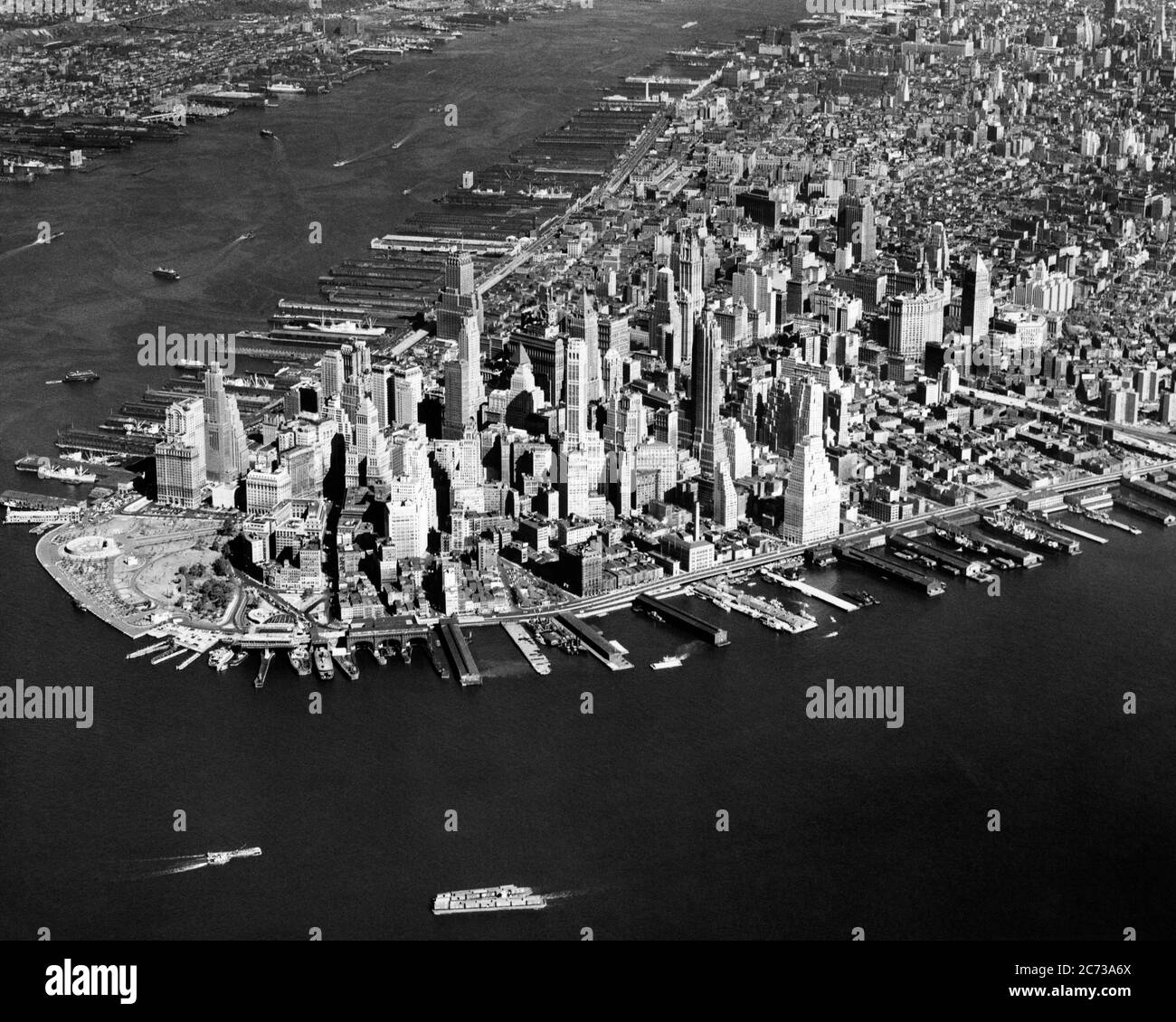 ANTENNE DES ANNÉES 1950 DE CENTRE-VILLE POINTE SUD DE MANHATTAN ISLAND QUARTIER FINANCIER HUDSON RIVER GAUCHE ET EAST RIVER DROITE NYC NY USA - R3304 KRU001 HARS ET INNOVATION OPPORTUNITÉ NYC DROIT SUD IMMOBILIER NEW YORK STRUCTURES VILLES ÉCHAPPER TIP EDIFICE NEW YORK CITY GAUCHE VUE AÉRIENNE QUARTIER NOIR ET BLANC DÉMODÉE Banque D'Images