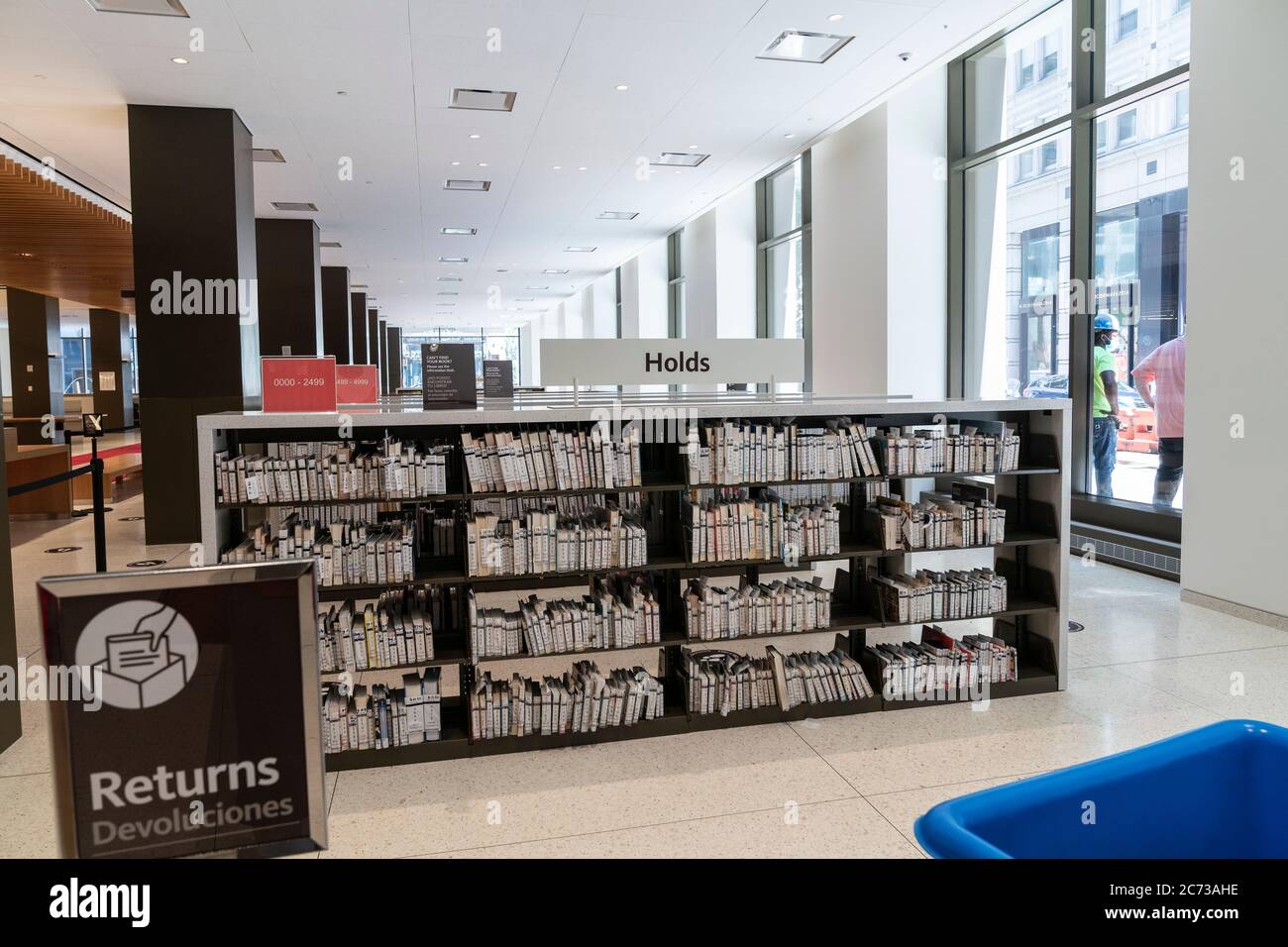 New York, NY - 13 juillet 2020: Intérieur de la bibliothèque de la Fondation Stavros Niarchos vu le 1er jour de l'ouverture après la fermeture de toutes les bibliothèques en raison de la pandémie de COVID-19 Banque D'Images