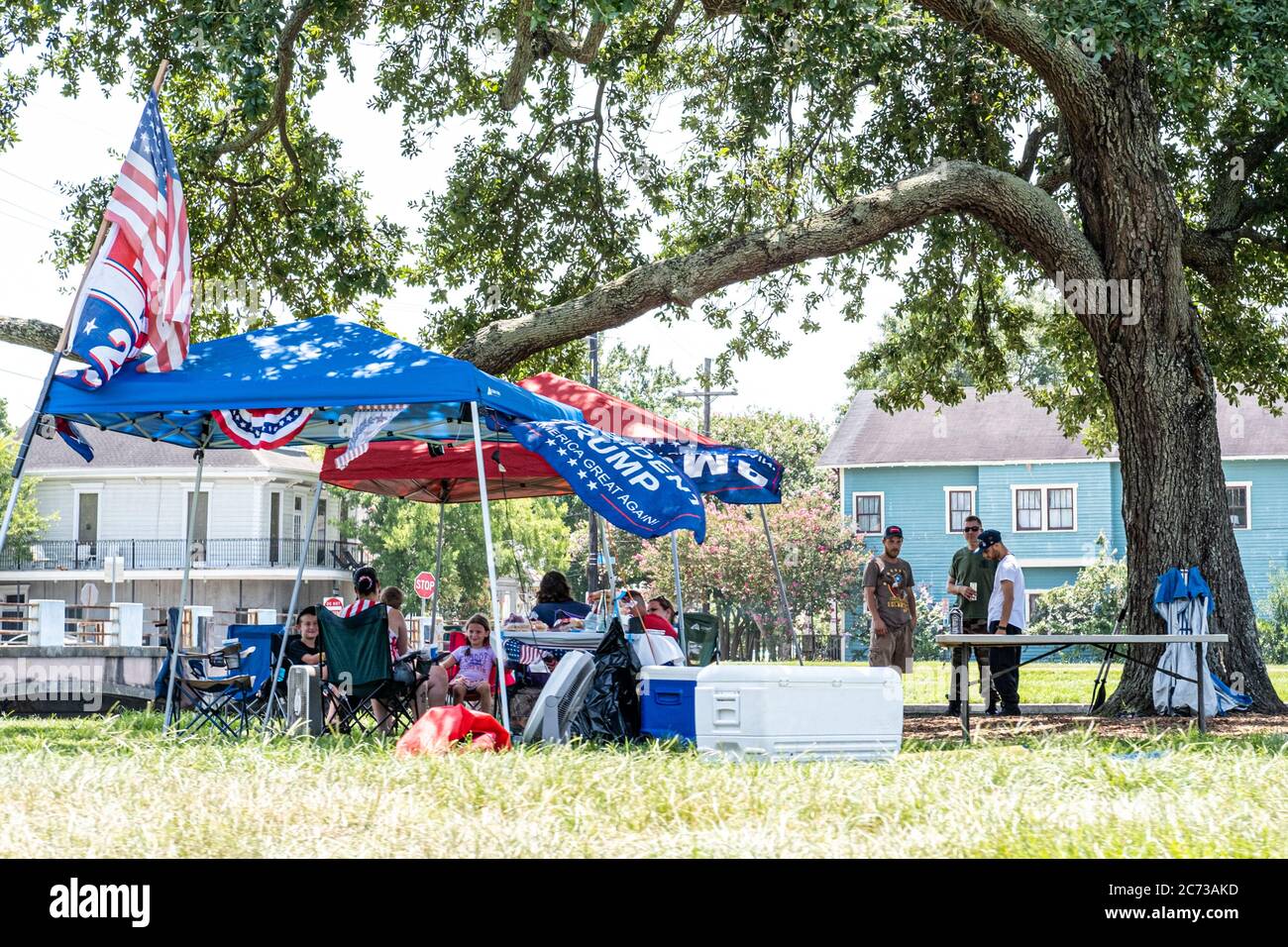 La Nouvelle-Orléans, LA/USA - 7/6/2019: Les partisans de Trump ayant pique-nique sur Bayou St. John pendant le Festival essence à la Nouvelle-Orléans Banque D'Images