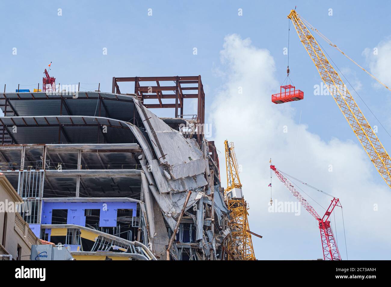 Nouvelle-Orléans, Louisiane/Etats-Unis - 7/8/2020: L'hôtel Hard Rock s'est effondré avec une grue se préparant à la démolition Banque D'Images