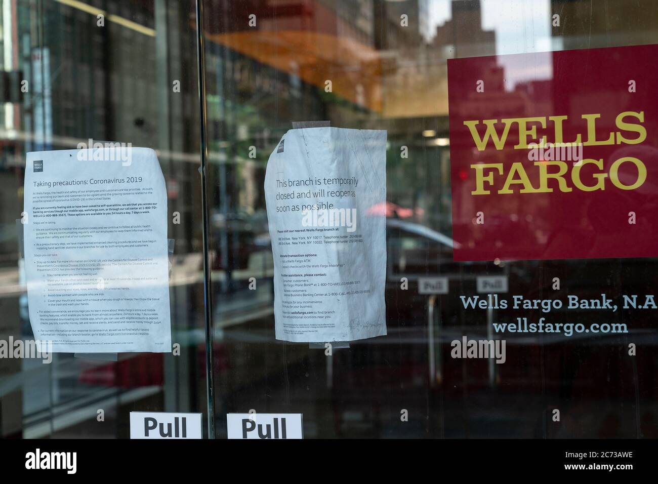 New York, États-Unis. 13 juillet 2020. Vue sur Wells Fargo Bank fermeture de succursale à Manhattan New York le 13 juillet 2020. Le profit a chuté à la banque en raison de la pandémie de COVID-19. Wells Fargo tente de réduire ses coûts et prévoit de fermer 800 succursales supplémentaires d'ici la fin de 2020. (Photo de Lev Radin/Sipa USA) crédit: SIPA USA/Alay Live News Banque D'Images