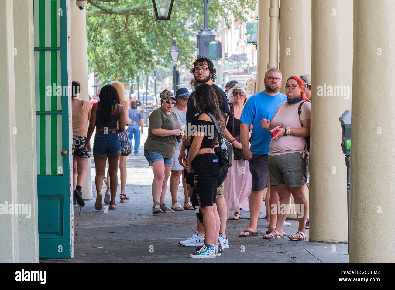 La Nouvelle-Orléans, Louisiane/Etats-Unis - 7/8/2020: La ligne de touristes à l'extérieur du café du monde pour les sorties en cas de pandémie Banque D'Images