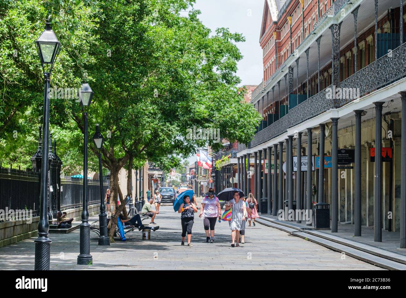 La Nouvelle-Orléans, Louisiane/États-Unis - 7/8/2020: Les gens marchent et se rassemblent le long de Jackson Square dans le quartier français pendant la pandémie du virus Corona Banque D'Images